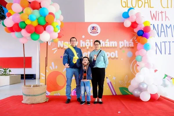 ĐÓN CHÀO HÀNG TRĂM GIA ĐÌNH ĐẾN VỚI "NGÀY HỘI KHÁM PHÁ VIETSCHOOL"