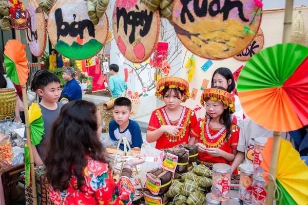 LỄ HỘI MÙA XUÂN 2024 - HỌC SINH VIETSCHOOL TRẢI NGHIỆM KHÔNG GIAN TẾT VIỆT SUỐT CHIỀU DÀI ĐẤT NƯỚC