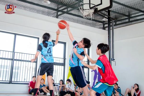 [CHUYỆN KỂ GIÁO VIÊN] NỀN TẢNG BÓNG RỔ CHUYÊN SÂU GIÚP VIETSCHOOLERS "MANG TRÁI BÓNG VƯƠN XA"