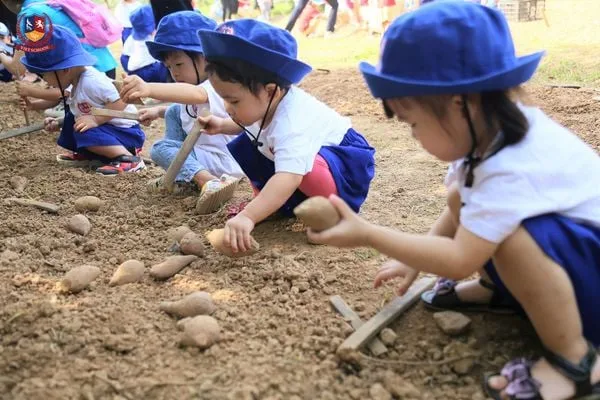TRẢI NGHIỆM MỘT NGÀY CỦA NÔNG DÂN NHÍ HẠNH PHÚC
