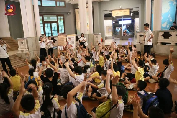 HỌC SINH KHỐI 4 TRẢI NGHIỆM THỬ THÁCH "NGƯỢC DÒNG LỊCH SỬ" TẠI BẢO TÀNG LỊCH SỬ QUỐC GIA.