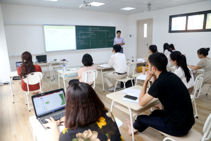 GIÁO VIÊN THCS VIETSCHOOL ĐÀO TẠO VÀ TẬP HUẤN GIẢNG DẠY, SẴN SÀNG CHÀO ĐÓN NĂM HỌC MỚI 2020-2021 Thầy Nguyễn Khắc Tuấn tập huấn giảng dạy môn Toán học THCS Vietschool