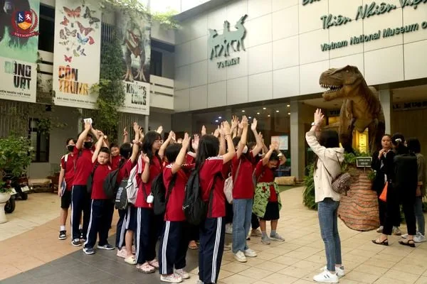 HỌC SINH KHỐI 6 - TRỞ VỀ KỶ JURA VỚI TRẢI NGHIỆM TẠI BẢO TÀNG THIÊN NHIÊN VIỆT NAM