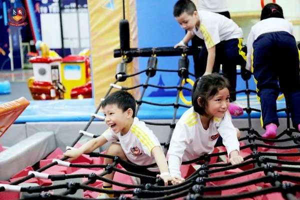HỌC SINH KHỐI 1 TRẢI NGHIỆM SASUKE PHIÊN BẢN NHÍ - THỬ THÁCH RÈN KỸ NĂNG