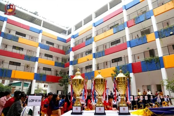 VIETSCHOOLERS HÁO HỨC NHẬN CÚP VÀ GIẢI THƯỞNG "HỘI THAO TOÀN TRƯỜNG – SPORTS DAY" NĂM HỌC 2022-2023