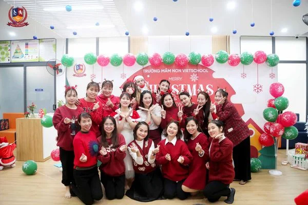 MỘT MÙA GIÁNG SINH ẤM ÁP CỦA CÔ TRÒ TRƯỜNG MẦM NON VIETSCHOOL