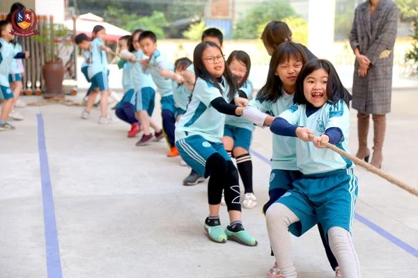 VIETSCHOOLERS HÁO HỨC NHẬN CÚP VÀ GIẢI THƯỞNG "HỘI THAO TOÀN TRƯỜNG – SPORTS DAY" NĂM HỌC 2022-2023