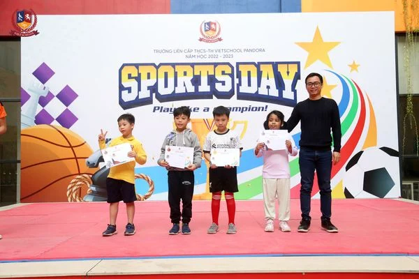 VIETSCHOOLERS HÁO HỨC NHẬN CÚP VÀ GIẢI THƯỞNG "HỘI THAO TOÀN TRƯỜNG – SPORTS DAY" NĂM HỌC 2022-2023