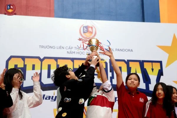 VIETSCHOOLERS HÁO HỨC NHẬN CÚP VÀ GIẢI THƯỞNG "HỘI THAO TOÀN TRƯỜNG – SPORTS DAY" NĂM HỌC 2022-2023