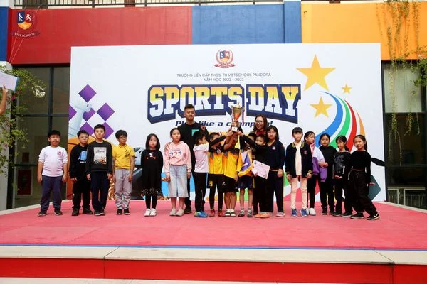 VIETSCHOOLERS HÁO HỨC NHẬN CÚP VÀ GIẢI THƯỞNG "HỘI THAO TOÀN TRƯỜNG – SPORTS DAY" NĂM HỌC 2022-2023