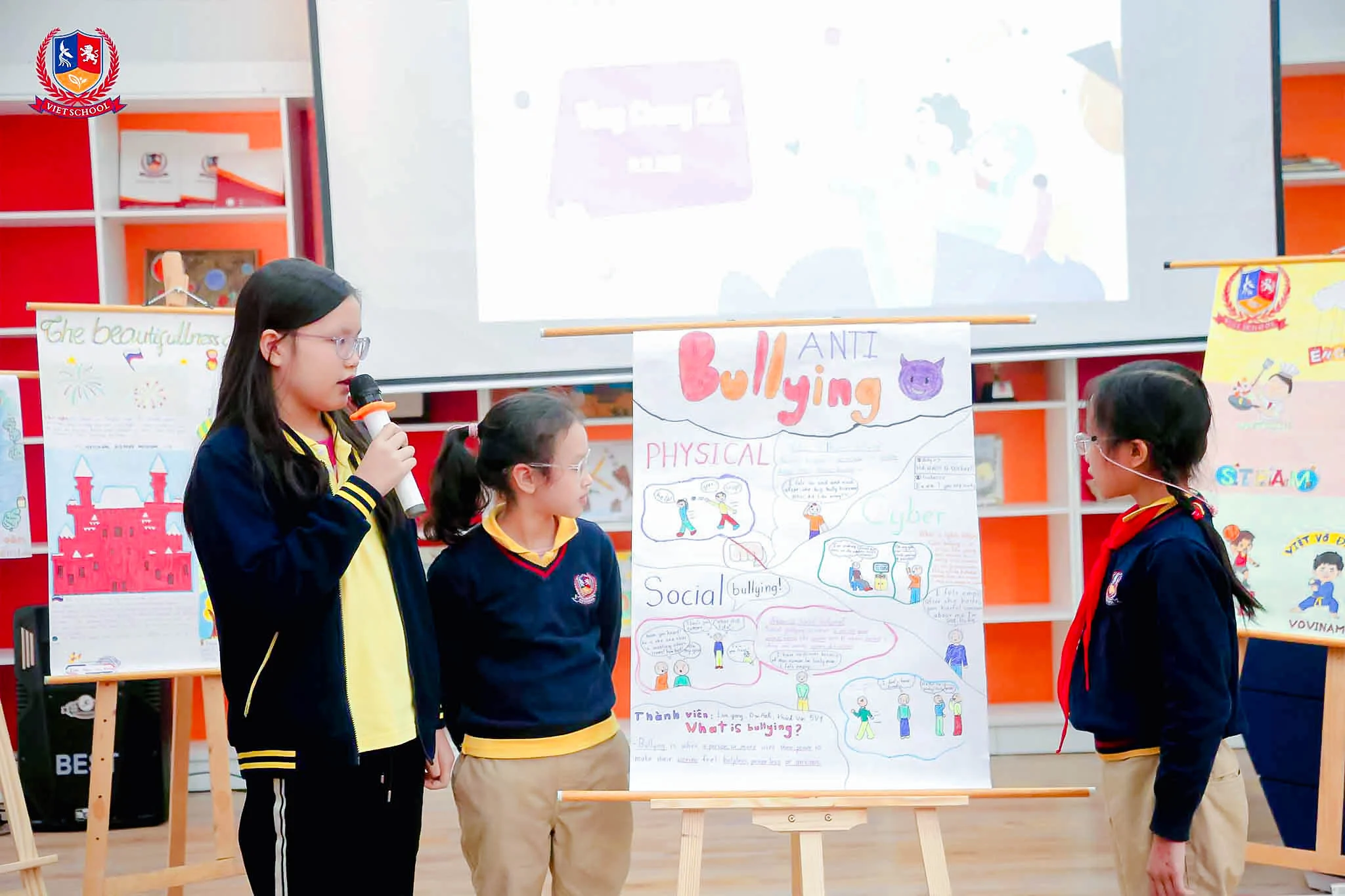 CHƯƠNG TRÌNH TIẾNG ANH VIETSCHOOL - TRẺ ĐẮM MÌNH TRONG NGÔN NGỮ VÀ SỬ DỤNG NHƯ CÔNG CỤ ĐỂ TƯ DUY Học sinh tự tin thuyết trình trong cuộc thi Poster Design - Thiết kế Poster