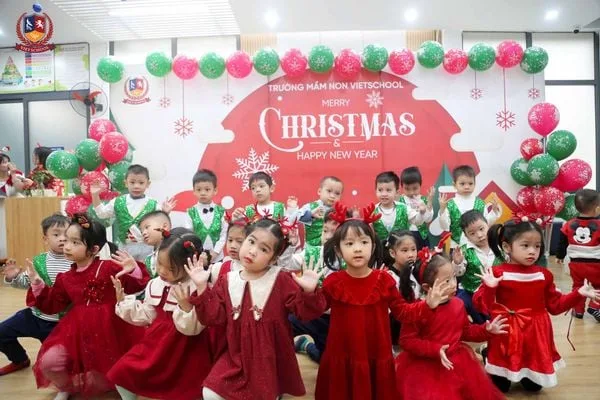 MỘT MÙA GIÁNG SINH ẤM ÁP CỦA CÔ TRÒ TRƯỜNG MẦM NON VIETSCHOOL
