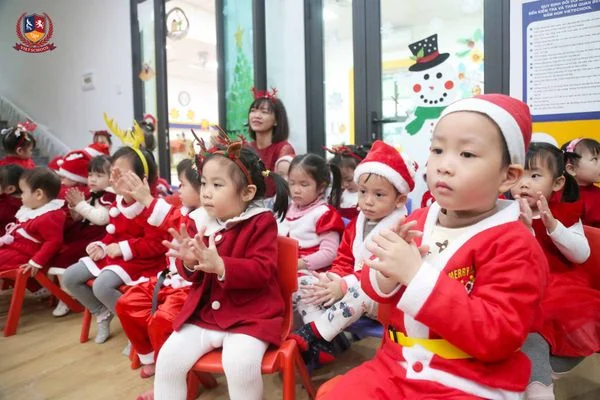 MỘT MÙA GIÁNG SINH ẤM ÁP CỦA CÔ TRÒ TRƯỜNG MẦM NON VIETSCHOOL