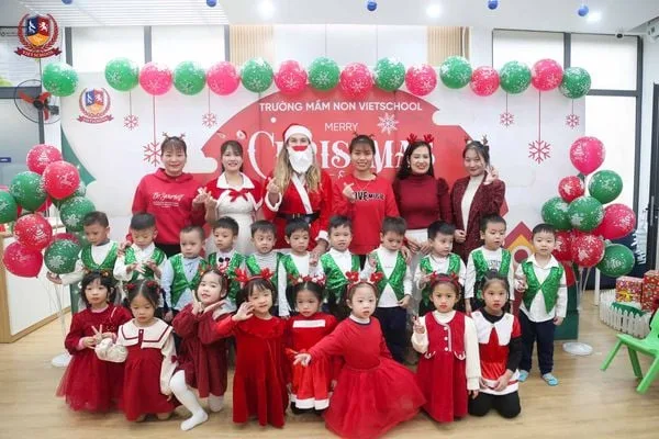 MỘT MÙA GIÁNG SINH ẤM ÁP CỦA CÔ TRÒ TRƯỜNG MẦM NON VIETSCHOOL