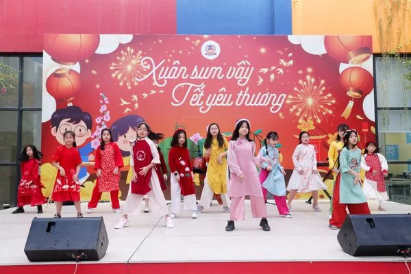 LỄ HỘI “XUÂN SUM VẦY, TẾT YÊU THƯƠNG” - BỨC TRANH TÁI HIỆN TẾT TRUYỀN THỐNG DÂN TỘC
