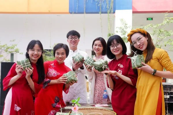LỄ HỘI “XUÂN SUM VẦY, TẾT YÊU THƯƠNG” - BỨC TRANH TÁI HIỆN TẾT TRUYỀN THỐNG DÂN TỘC
