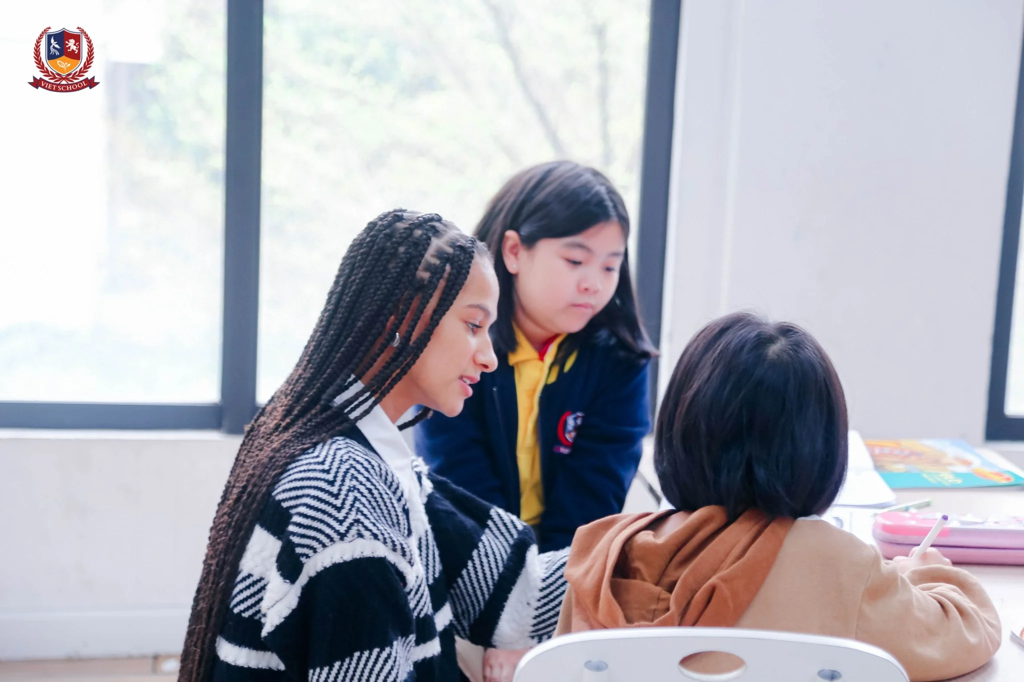 CỐ VẤN CHƯƠNG TRÌNH TIẾNG ANH VIETSCHOOL: TIẾNG ANH TRỞ THÀNH MỘT PHẦN TỰ NHIÊN CỦA CUỘC SỐNG Học sinh Vietschool trong những lớp học sinh động và sáng tạo