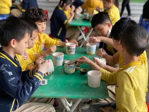 HỌC SINH KHỐI 2 TRẢI NGHIỆM MỘT NGÀY LÀM NGHỆ NHÂN TẠI LÀNG GỐM BÁT TRÀNG