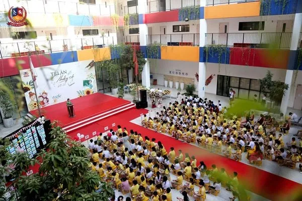 TRI ÂN NGƯỜI DẪN LỐI - CHẮP CÁNH VẠN ƯỚC MƠ (Hàng trăm học Vietschool lắng nghe bài phát biểu của cô Hiệu trưởng)