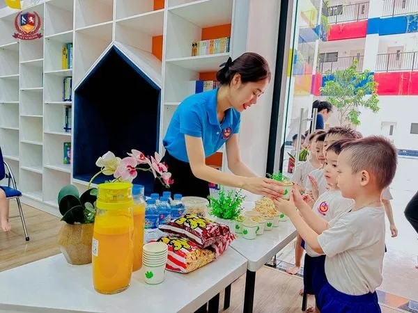 CÁC BÉ ĐẮM MÌNH TRONG THẾ GIỚI TUỔI THƠ CÙNG VIETSCHOOL CINEMA