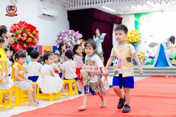 LỄ KHAI GIẢNG NĂM HỌC MỚI 2023-2024 - CHA MẸ HẠNH PHÚC CÙNG CON LƯU LẠI KỶ NIỆM MÙA KHAI TRƯỜNG