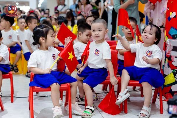 LỄ KHAI GIẢNG NĂM HỌC MỚI 2023-2024 - CHA MẸ HẠNH PHÚC CÙNG CON LƯU LẠI KỶ NIỆM MÙA KHAI TRƯỜNG