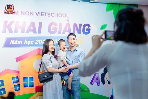 LỄ KHAI GIẢNG NĂM HỌC MỚI 2023-2024 - CHA MẸ HẠNH PHÚC CÙNG CON LƯU LẠI KỶ NIỆM MÙA KHAI TRƯỜNG