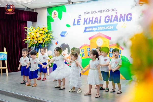 LỄ KHAI GIẢNG NĂM HỌC MỚI 2023-2024 - CHA MẸ HẠNH PHÚC CÙNG CON LƯU LẠI KỶ NIỆM MÙA KHAI TRƯỜNG
