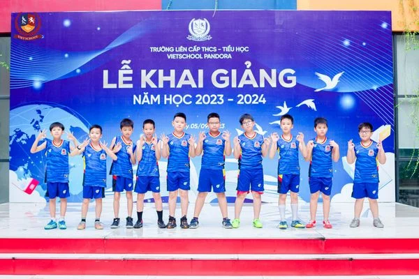 Đội tuyển bóng rổ cấp Tiểu học.