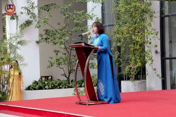 TRI ÂN NGƯỜI DẪN LỐI - CHẮP CÁNH VẠN ƯỚC MƠ (Chị Vũ Thị Ái Vân - Đại diện Ban Phụ huynh nhà trường phát biểu)