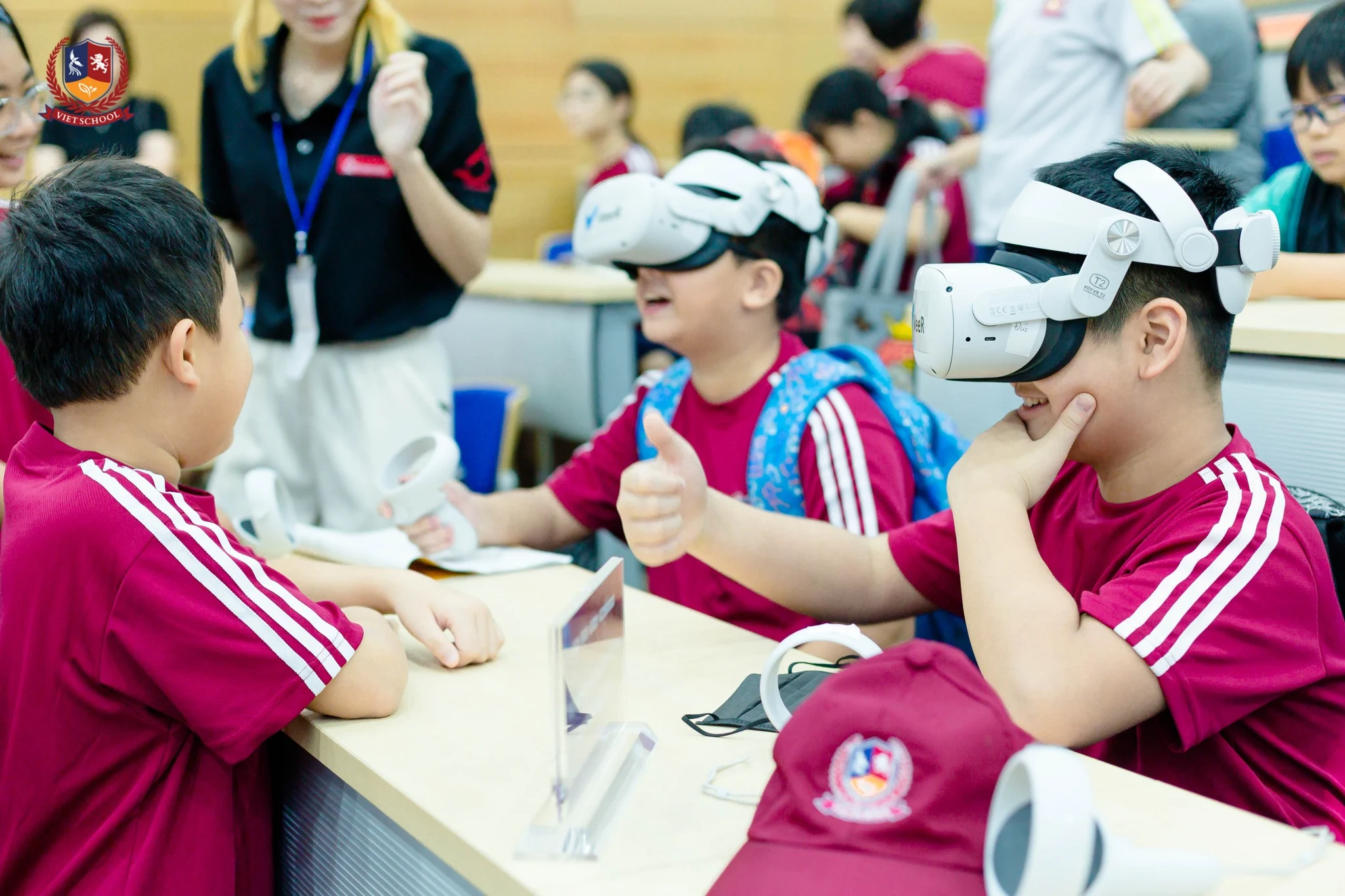 HỌC SINH VIETSCHOOL KHỞI ĐỘNG CUỘC THI BẮN TÊN LỬA NƯỚC “BAY VÀO VŨ TRỤ”