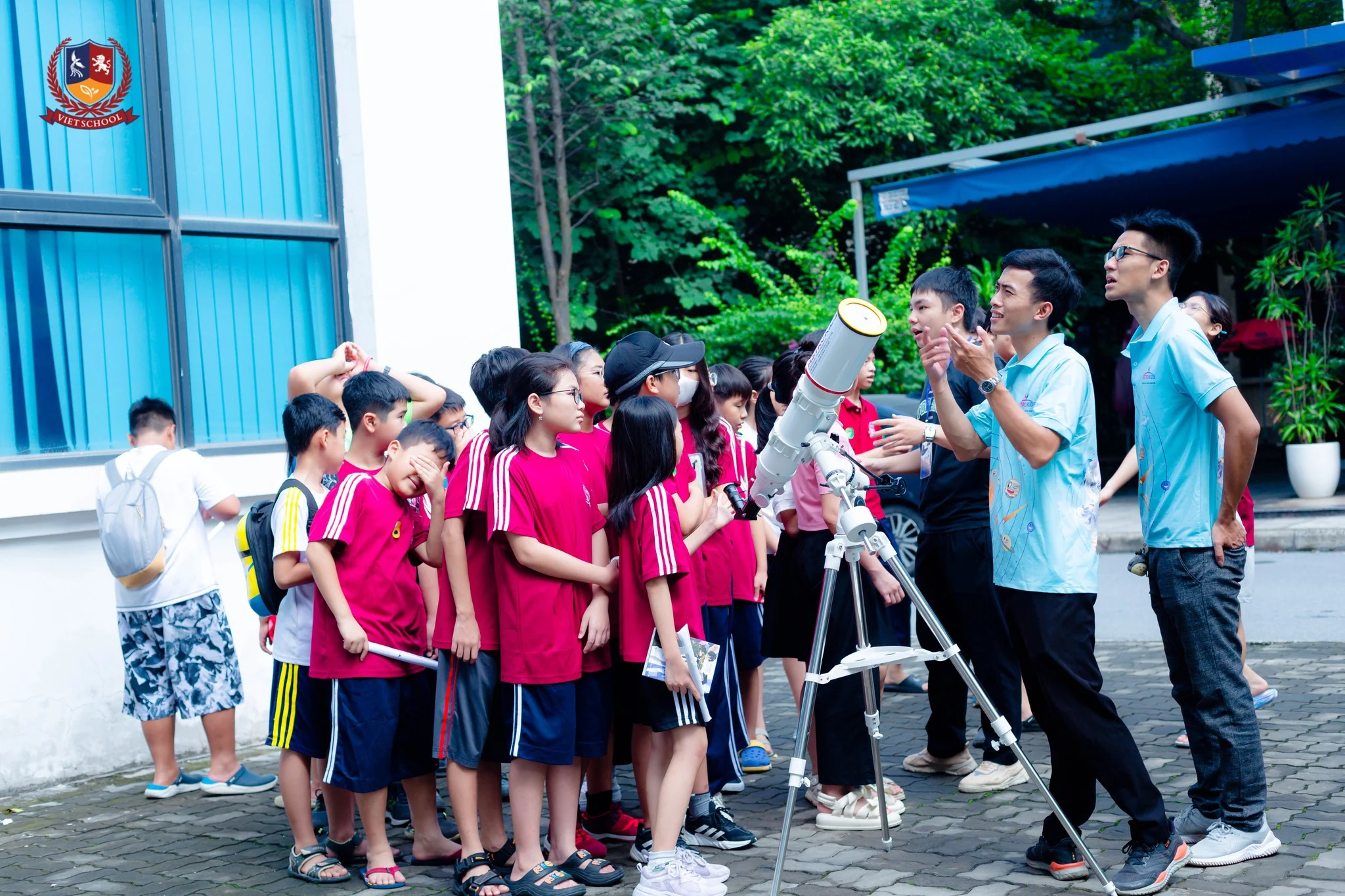HỌC SINH VIETSCHOOL KHỞI ĐỘNG CUỘC THI BẮN TÊN LỬA NƯỚC “BAY VÀO VŨ TRỤ”