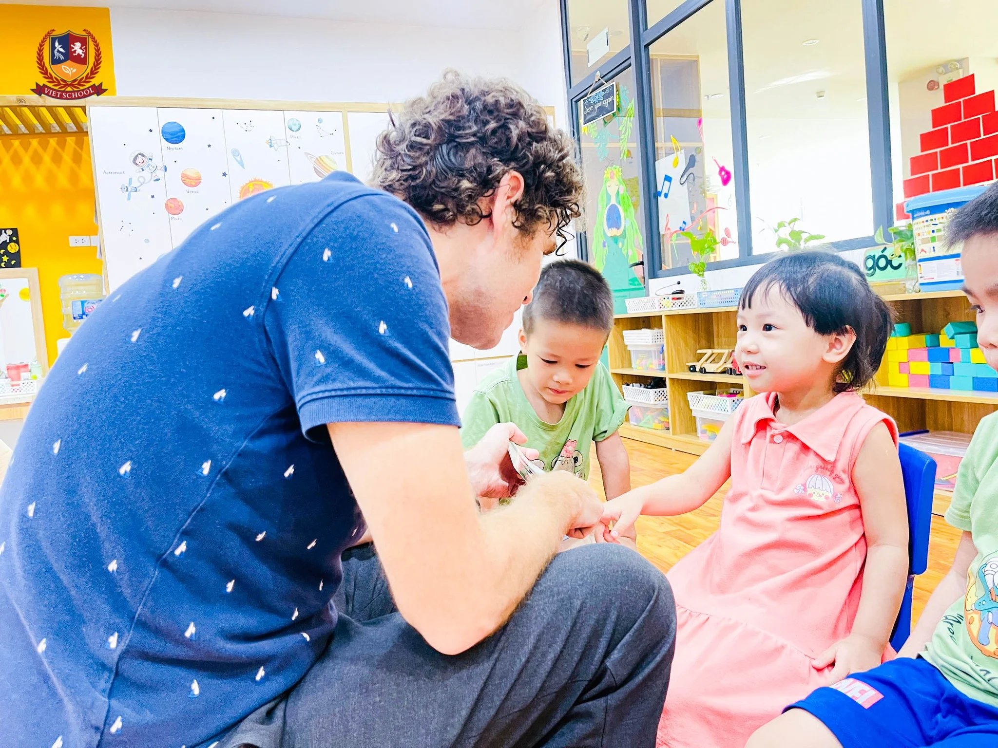 NHỮNG TRẢI NGHIỆM “TẮM NGÔN NGỮ” THÚ VỊ CỦA HỌC SINH MẦM NON VIETSCHOOL