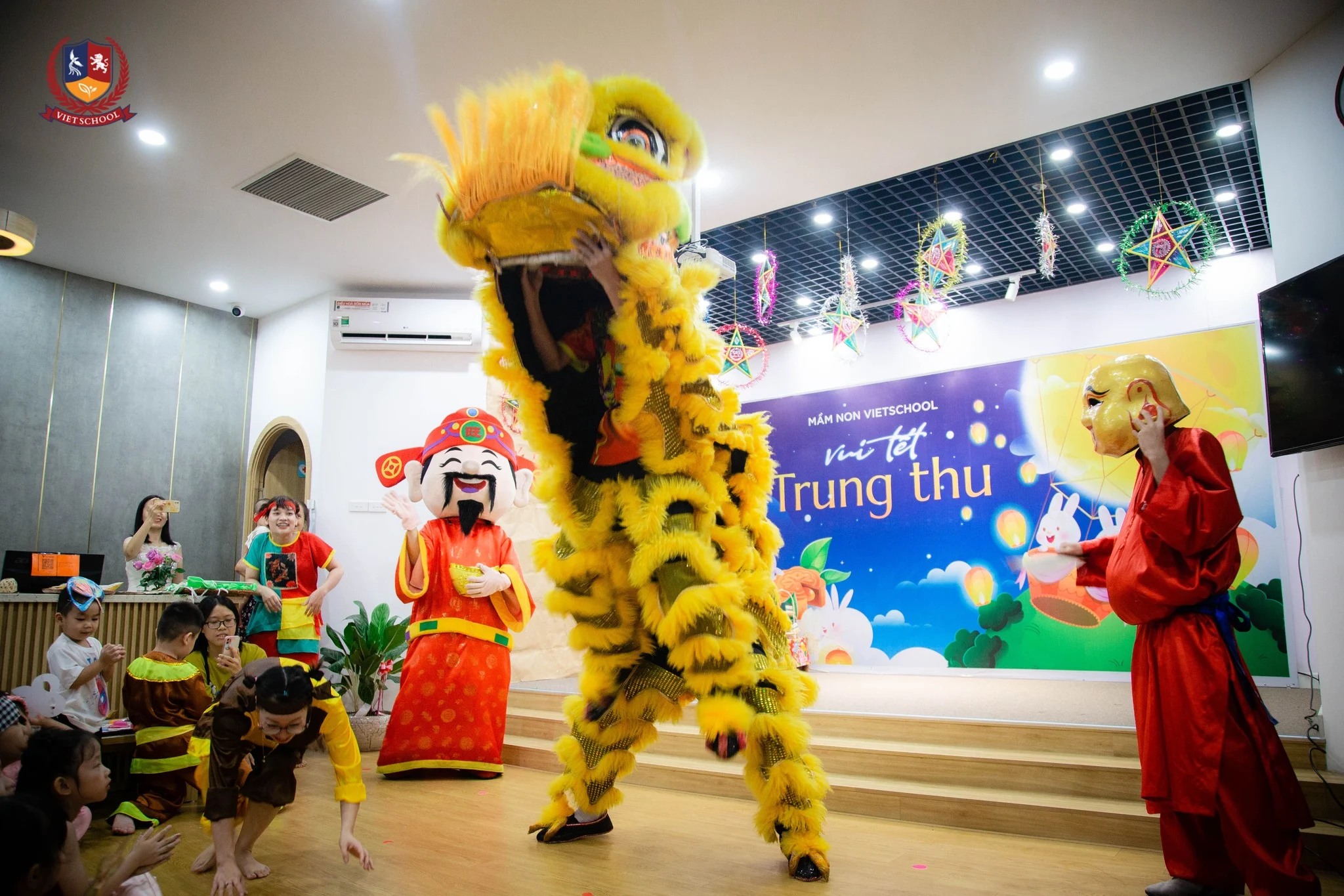CÁC BẠN NHỎ CÙNG BỐ MẸ VUI TẾT TRUNG THU RỘN RÀNG TẠI MẦM NON VIETSCHOOL