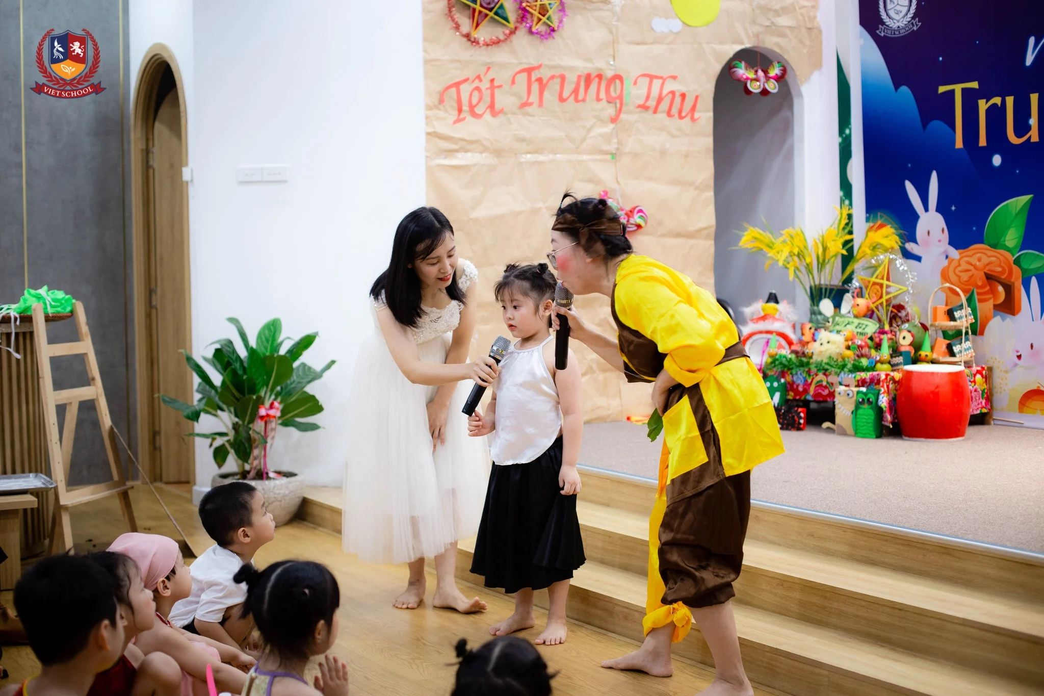 CÁC BẠN NHỎ CÙNG BỐ MẸ VUI TẾT TRUNG THU RỘN RÀNG TẠI MẦM NON VIETSCHOOL