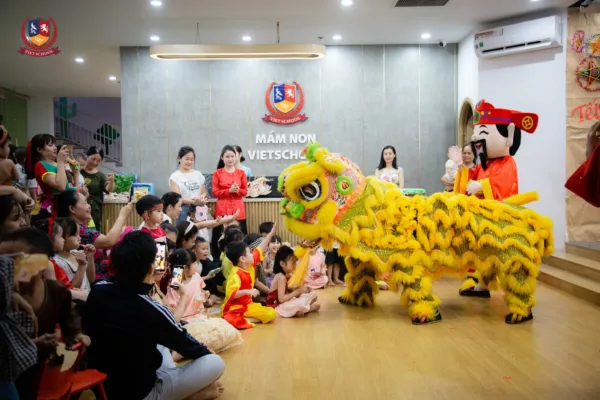 CÁC BẠN NHỎ CÙNG BỐ MẸ VUI TẾT TRUNG THU RỘN RÀNG TẠI MẦM NON VIETSCHOOL