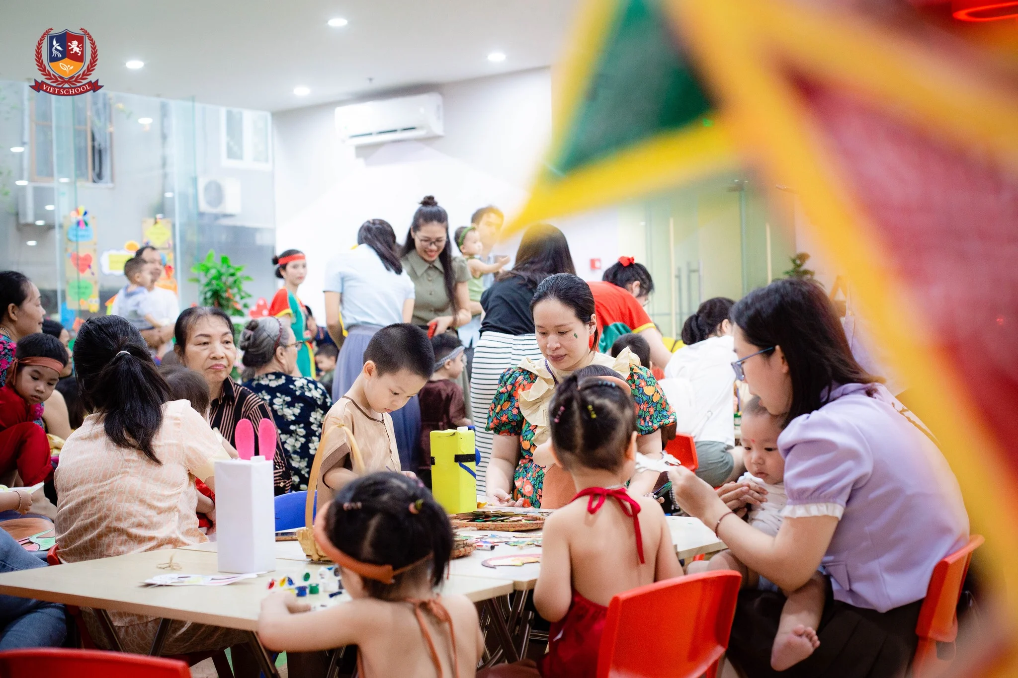 CÁC BẠN NHỎ CÙNG BỐ MẸ VUI TẾT TRUNG THU RỘN RÀNG TẠI MẦM NON VIETSCHOOL