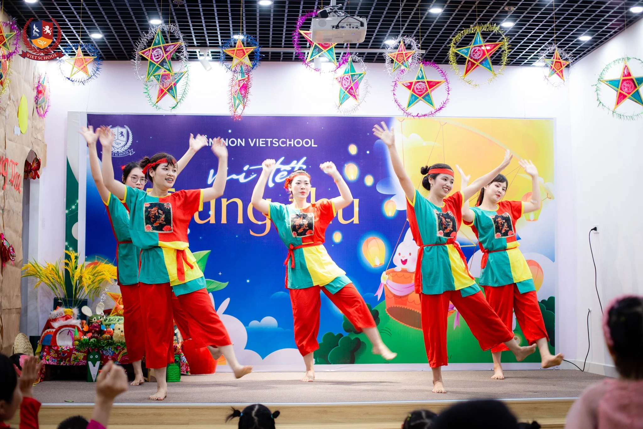 CÁC BẠN NHỎ CÙNG BỐ MẸ VUI TẾT TRUNG THU RỘN RÀNG TẠI MẦM NON VIETSCHOOL