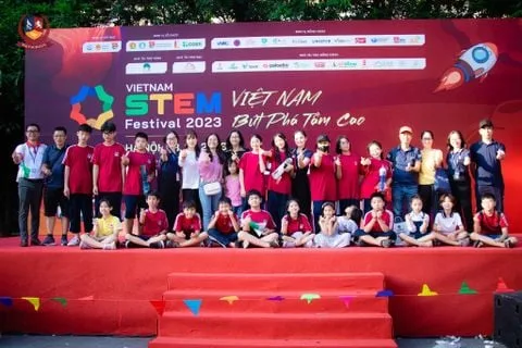 [VIETSCHOOL ON NEWS] VIETSCHOOL LAN TỎA GIÁO DỤC STEM CÙNG NGÀY HỘI STEM QUỐC GIA - VSF 2023