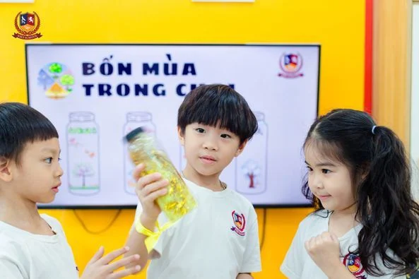 CÁC BÉ TẠO RA CẢNH SẮC THIÊN NHIÊN “BỐN MÙA TRONG CHAI”