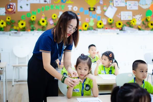 MỘT BUỔI TRẢI NGHIỆM LÀM HỌC SINH LỚP 1 TẠI VIETSCHOOL CÓ GÌ THÚ VỊ?