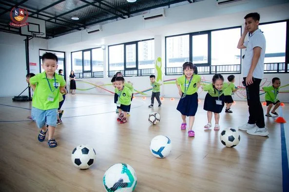 MỘT BUỔI TRẢI NGHIỆM LÀM HỌC SINH LỚP 1 TẠI VIETSCHOOL CÓ GÌ THÚ VỊ?