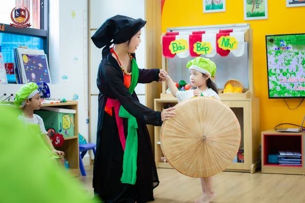 CÁC BẠN NHỎ HÒA MÌNH VÀO LÀN ĐIỆU DÂN CA QUAN HỌ TRONG GIỜ HỌC ÂM NHẠC