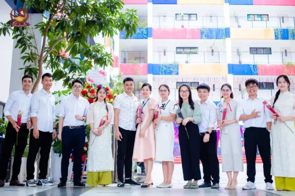 GIÁO VIÊN VIETSCHOOL ĐẾN TRƯỜNG TRONG TÀ ÁO DÀI THƯỚT THA - TÔN VINH VẺ ĐẸP VIỆT