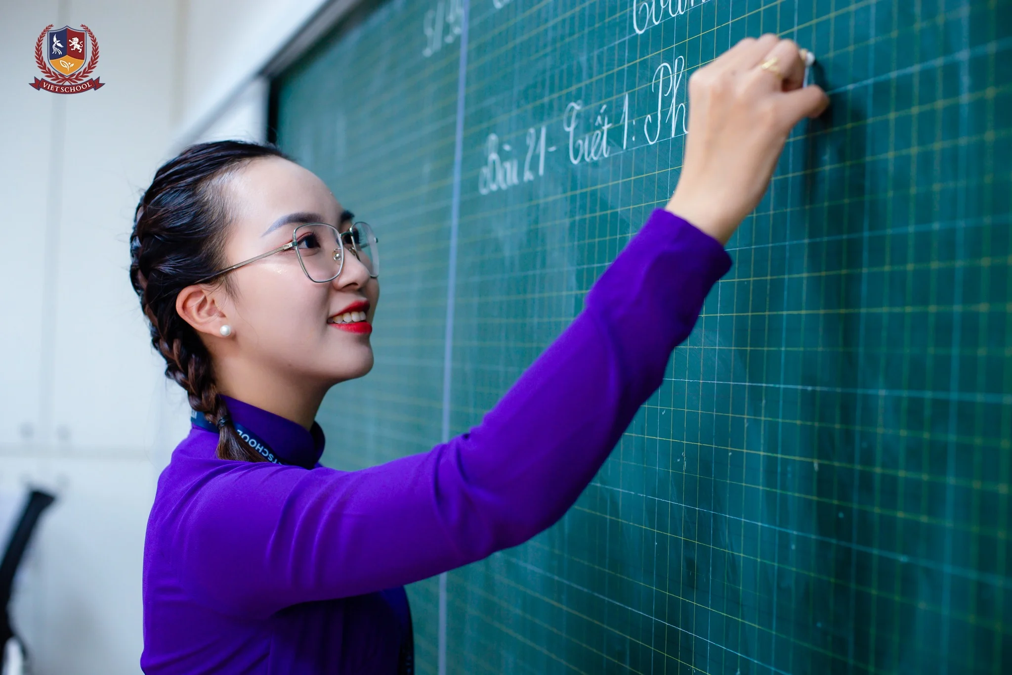 GIÁO VIÊN VIETSCHOOL ĐẾN TRƯỜNG TRONG TÀ ÁO DÀI THƯỚT THA - TÔN VINH VẺ ĐẸP VIỆT