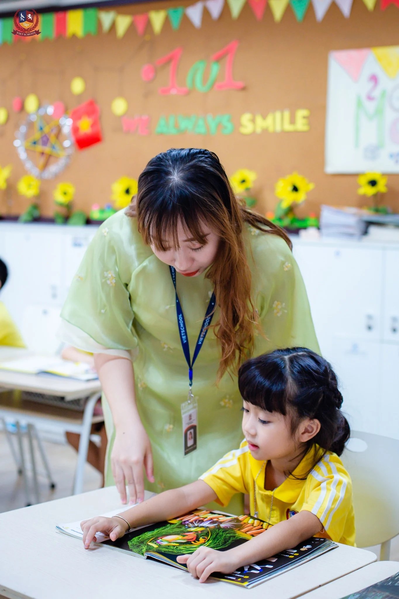GIÁO VIÊN VIETSCHOOL ĐẾN TRƯỜNG TRONG TÀ ÁO DÀI THƯỚT THA - TÔN VINH VẺ ĐẸP VIỆT
