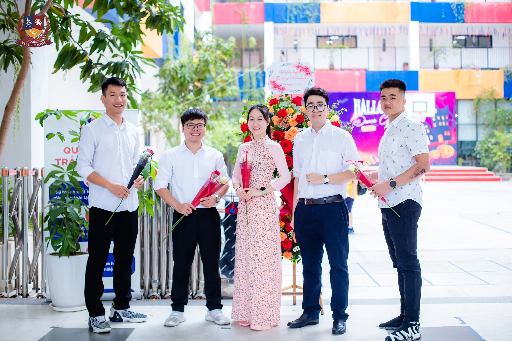 GIÁO VIÊN VIETSCHOOL ĐẾN TRƯỜNG TRONG TÀ ÁO DÀI THƯỚT THA - TÔN VINH VẺ ĐẸP VIỆT
