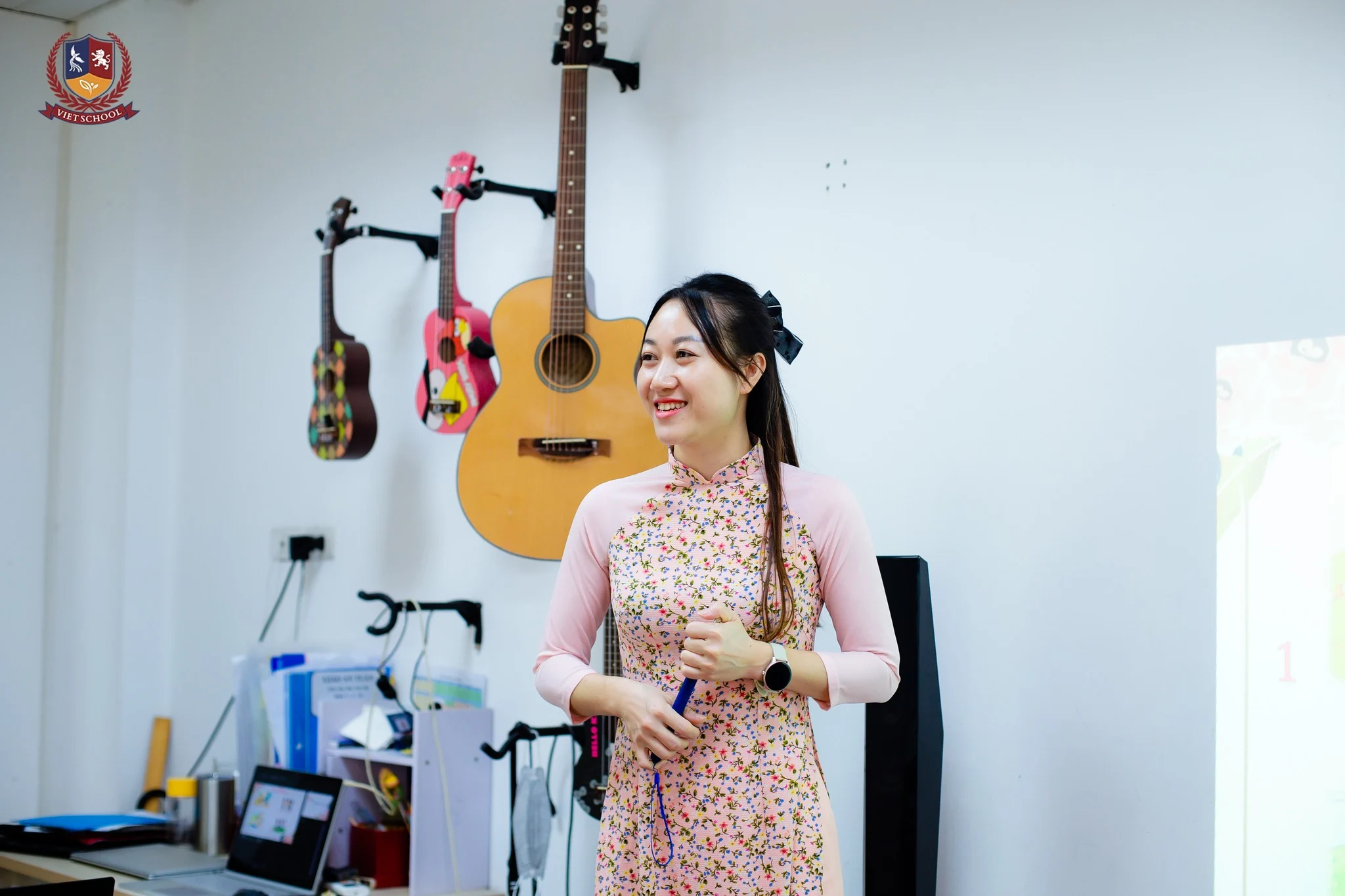 GIÁO VIÊN VIETSCHOOL ĐẾN TRƯỜNG TRONG TÀ ÁO DÀI THƯỚT THA - TÔN VINH VẺ ĐẸP VIỆT