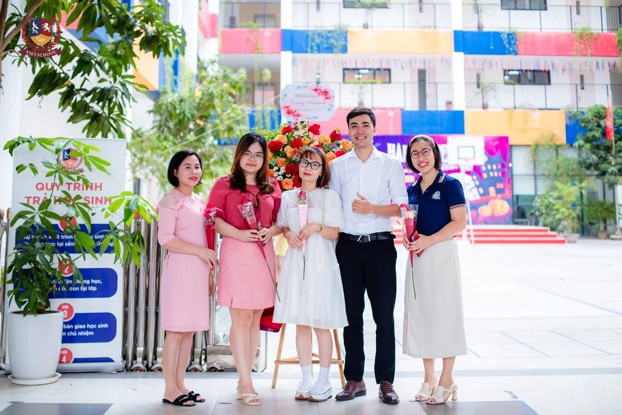 GIÁO VIÊN VIETSCHOOL ĐẾN TRƯỜNG TRONG TÀ ÁO DÀI THƯỚT THA - TÔN VINH VẺ ĐẸP VIỆT