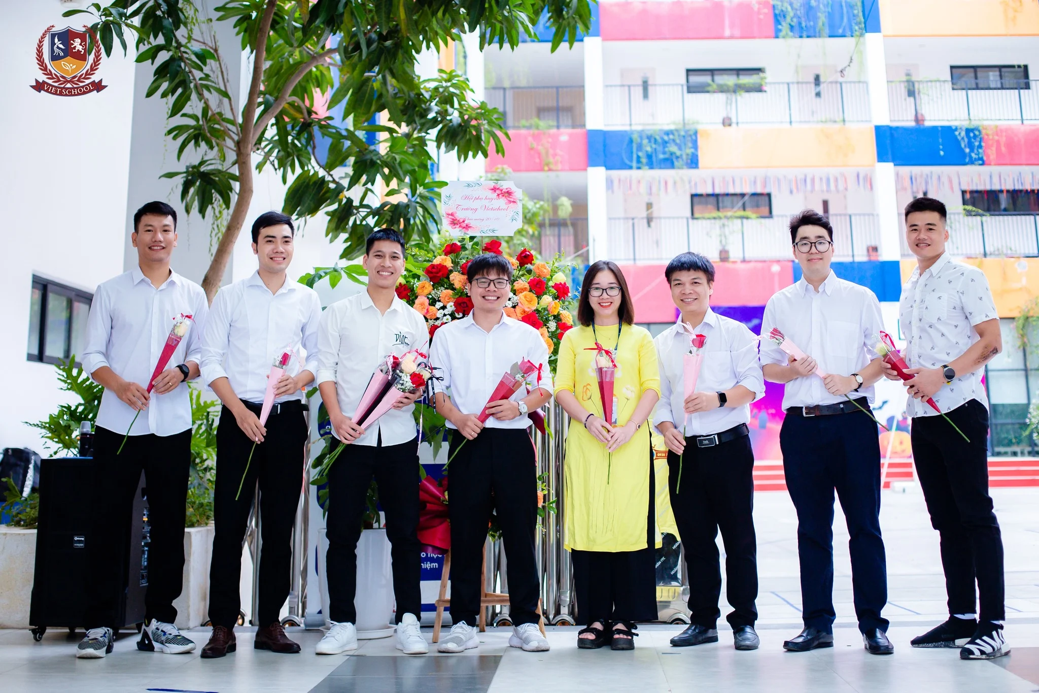 GIÁO VIÊN VIETSCHOOL ĐẾN TRƯỜNG TRONG TÀ ÁO DÀI THƯỚT THA - TÔN VINH VẺ ĐẸP VIỆT